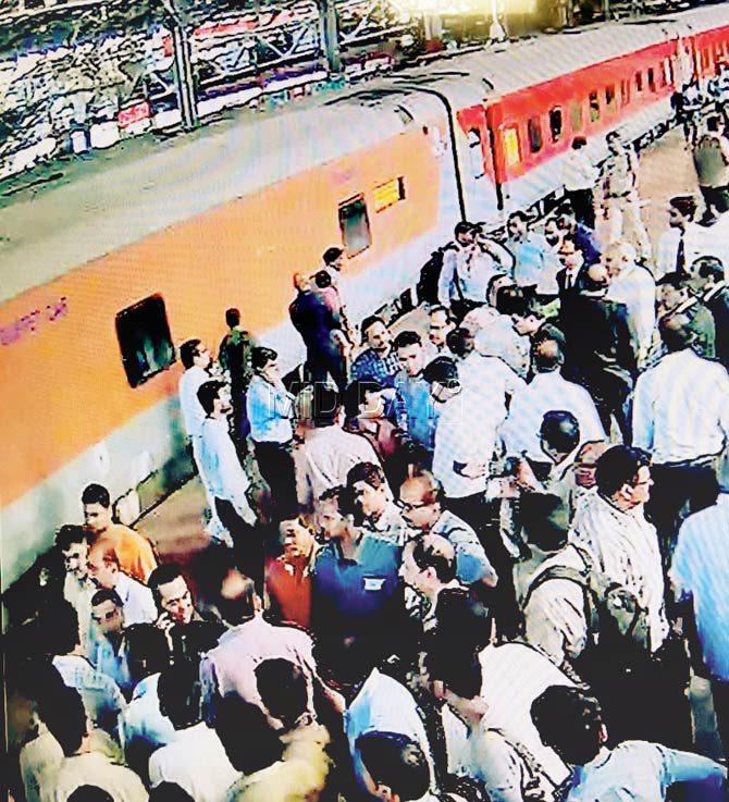 Confused commuters and angry Rajdhani staffers caught in a verbal duel at the Mumbai Central station on Friday. Pic/Vedika Chaubey