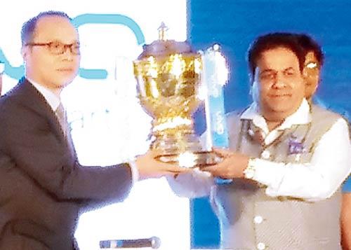 Alex Feng and Rajeev Shukla hold the IPL trophy