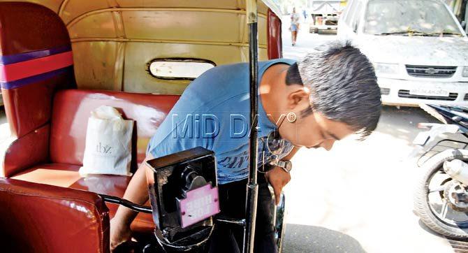 mid-day reporter Saurabh Vaktania left his bag containing jewellery in the auto in Bandra. Pic/Nimesh Dave