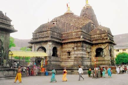 Women can enter Trimbakeshwar temple, but in wet clothes!
