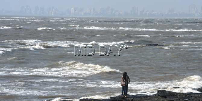 Couple get cosy at Bandra Bandstand on Thursday. Pic/Nimesh Dave