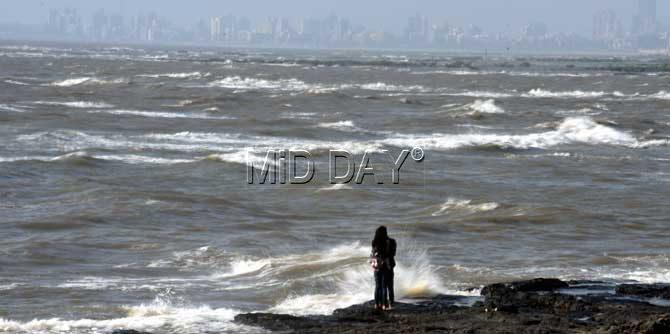 Couple lost in their own world at Bandra seaface. Pic/Nimesh Dave