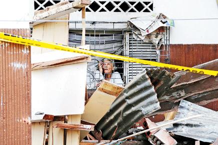 Ecuador quake: 100 prisoners escape