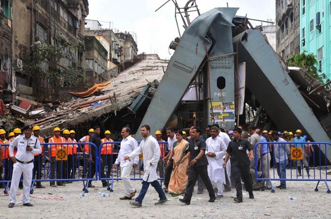 Rahul Gandhi centre L, vice president of the All India Congress Committee, and Adhir Ranjan Chowdhury centre 2nd L, state president for West Bengal Pradesh Congress Committee, visit the site of a collapsed flyover in Kolkata, on April 2, 2016. Photo/AFP
