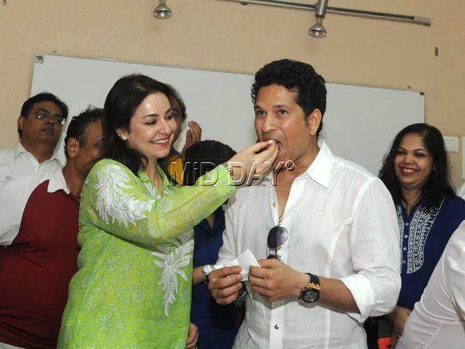 Anjali Tendulkar feeds Sachin his birthday cake