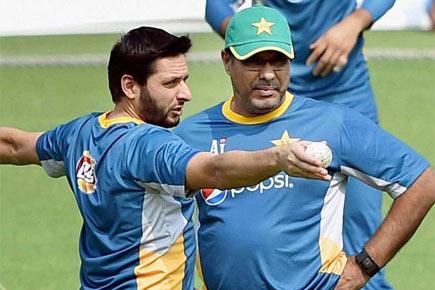 Waqar blames Afridi for T20 losses, wants Umar axed from Pakistan team