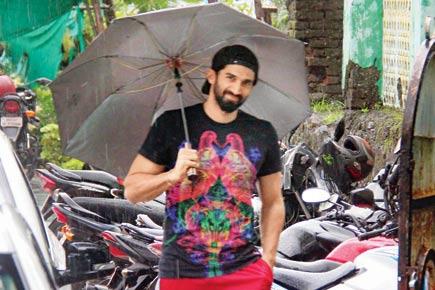 Aditya Roy Kapur enjoys Mumbai rains!