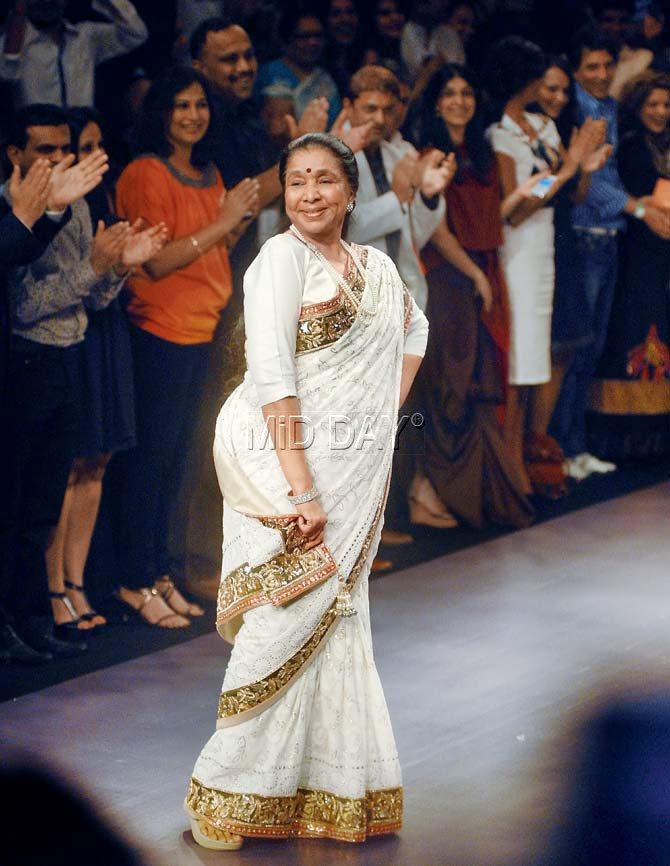Asha Bhosle walks the ramp for Manish Malhotra at a fashion week in Mumbai in 2013. Pic/Pradeep Dhivar