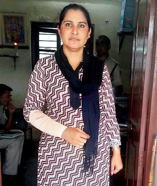 Woman constable Naushin Aftab Hussain, who got hurt when a mob attacked her team at Nalasopara Station