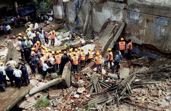 Rescue work is carried out after collapse of a building at Bhiwandi. Pic/ PTI