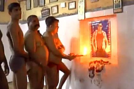 Watch video: Pehalwans of Kanpur offer prayers to Salman Khan
