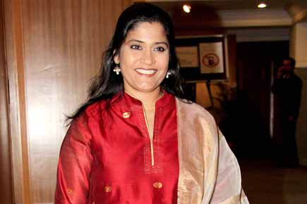 Renuka Shahane's interview with a journalist will leave you in splits!