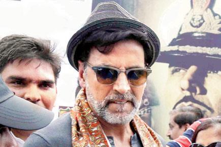 'Rustom' trio Akshay Kumar, Ileana D'Cruz and Esha Gupta enthrall college students