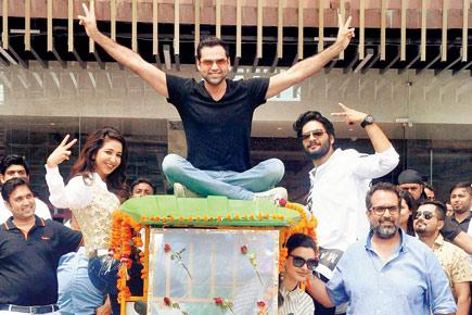 Abhay Deol promotes 'Happy Bhaag Jayegi' in an auto in Lucknow