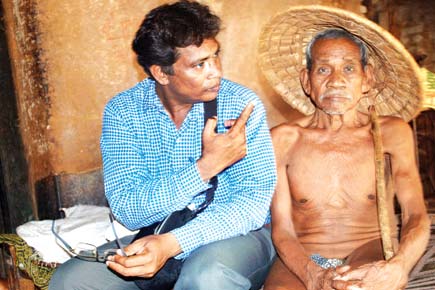 Sumedha Raikar-Mhatre: Different strokes Madhukar Vadu with 90-year-old Mashaya, who is a senior painter who has studied the origin of Savara iconography. Vadu, who between May and August gave art lessons to Savara painters, visited Mashaya just to learn more about the Savaras