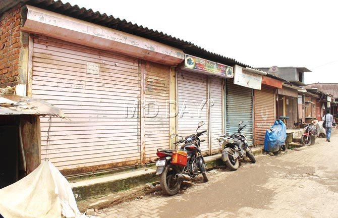 Shops in Ghatkopar remained shut for a couple of hours on Saturday to protest against the rape of a 2-year-old that took place in Vikhroli. Pic/Prabhanjan Dhanu