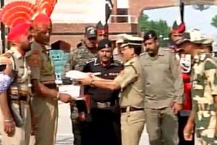 Watch video: BSF jawans exchange sweets with Pakistan Rangers