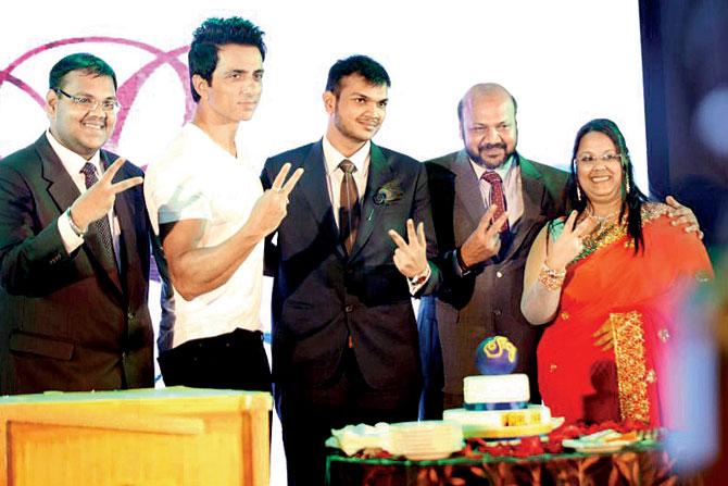 Sonu Sood (in white) with the Jhunjhunwalas (from left) Gautam, Aman, Sanjay and Sangita