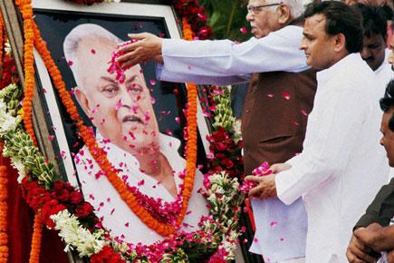 Watch video: UP CM Akhilesh Yadav pays tribute to Janeshwar Mishra on birth anniversary