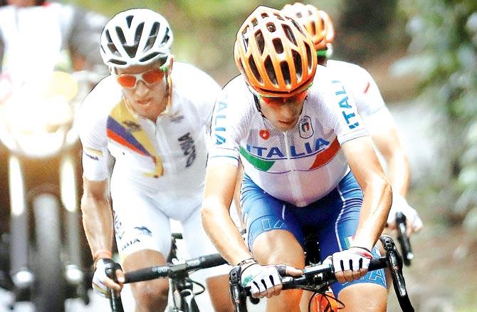 Sergio Luis Henao Montoya (L) and Vincenzo Nibali (R) before their crash during the men