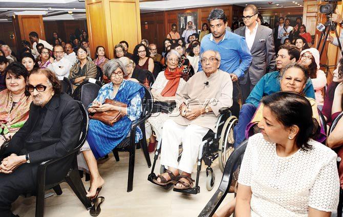 Akbar Padamsee enters the session; in the audience were Raell and Alyque Padamsee (left, second-left) and Meera Devidayal (second row). Pic/Bipin Kokate