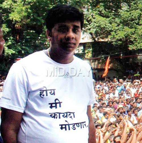 MNS Thane chief, Avinash Jadhav flaunted his defiance with a T-shirt slogan that translates to ‘I will break the rule’. Pics/Sameer Markande, Satej Shinde