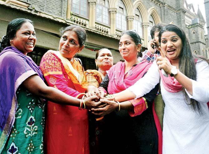 Women from the Bharatiya Muslim Mahila Andolan celebrate the high court verdict. Pic/Bipin Kokate
