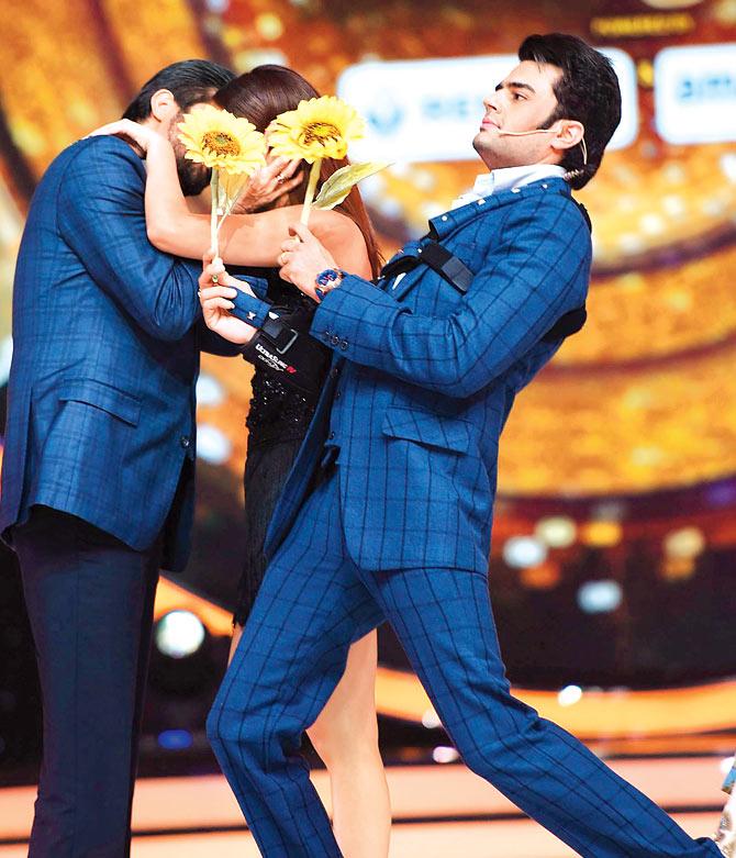 Manish Paul (Anil and Surveen behind the flower)