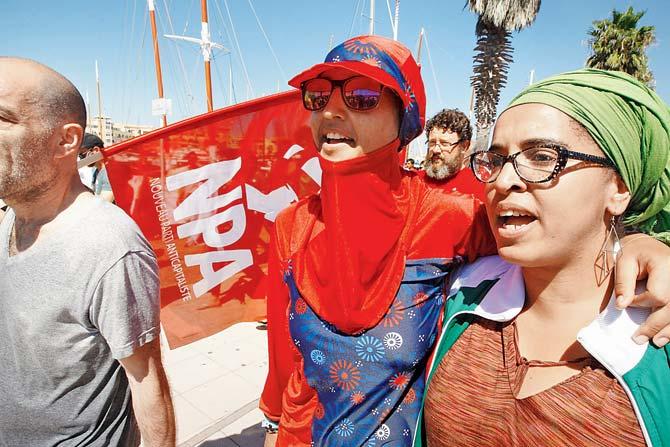 People march in Port-Leucate to protest the municipal ban forbidding  burkinis. Pic/AFP