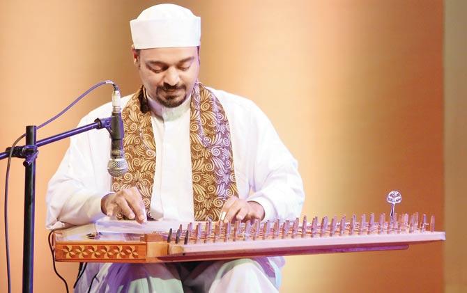 Hamada Farghaly plays the qanoon 