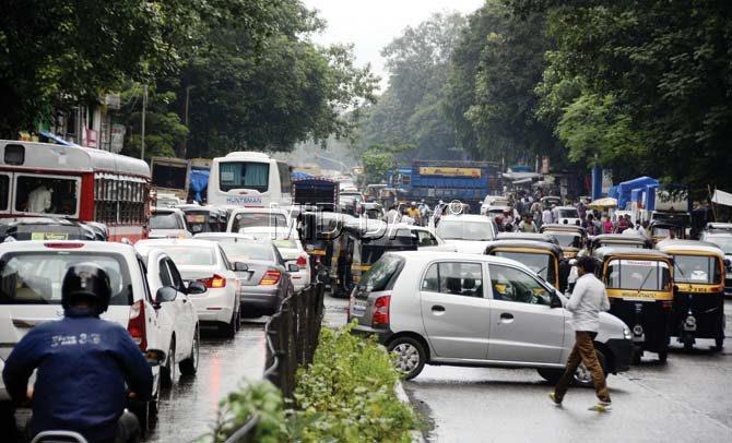 For most part of the day, chaos rules the stretch of LBS Road near R-City Mall in Ghatkopar. Pics/Sneha Kharabe