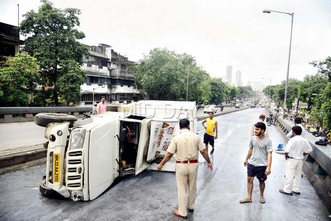 A milk van driver lost control of his vehicle while on his way to Parel from Dadar, as he ended up crossing over the divider and ramming into two cars at the Tilak Bridge in Dadar on Friday. Six people, including the van driver, were admitted to KEM Hospital and treated for injuries. Pic/Shadab Khan