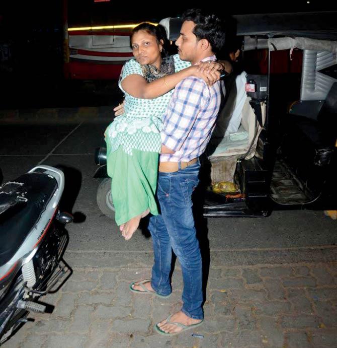 Mungesha being carried by her husband Kundan. Pic/Arjun Kamble