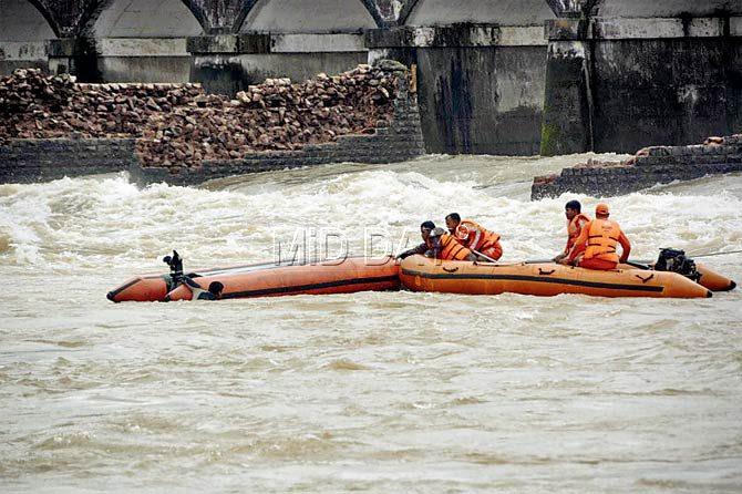 After the previous day’s seach yielded no results, NDRF personnel ventured into the river again yesterday