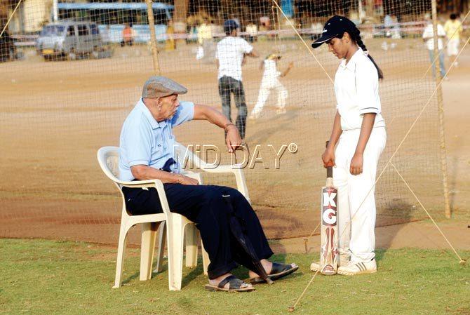 A 2010 image of Ramakant Achrekar offering tips to a girl cricketer at Shivaji Park. Pic/mid-day Archives