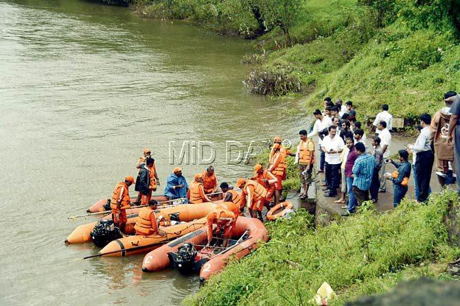 Rescue personnel gear up for search operations. Pics/Pradeep Dhivar