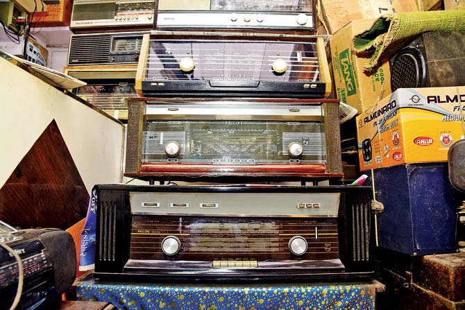 The retro radio that will appear in Raees (at the bottom of the pile)