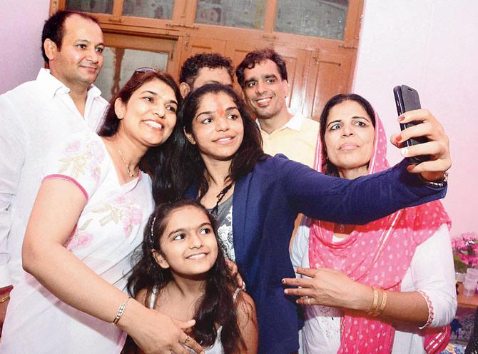 Sakshi Malik takes a selfie with her family members 