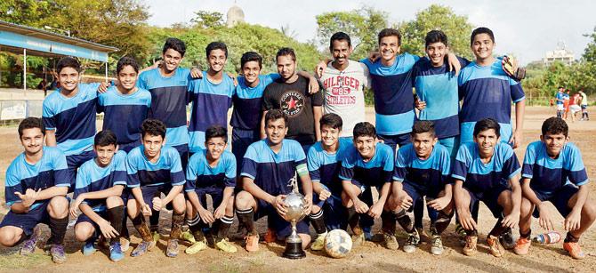 The Lilavatibai Podar Senior Secondary school team pose with  the Div III trophy yesterday. Pic/Suresh Karkera