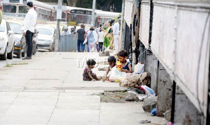Tilak Bridge in Dadar doubles up as a home for the homeless, who eat, live and cook on the footpaths. Pics/Bipin Kokate