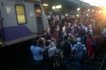 Thane: Rail roko at Badlapur station ends, services restored