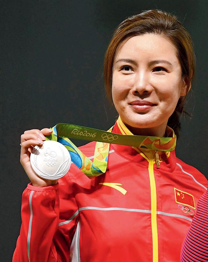 Defending champion Du Li of China settled for silver behind the American.