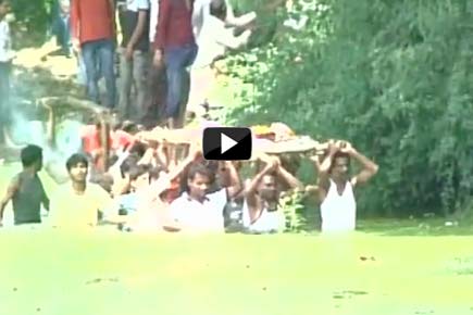 Video: Locals take out last rites procession through pond in MP