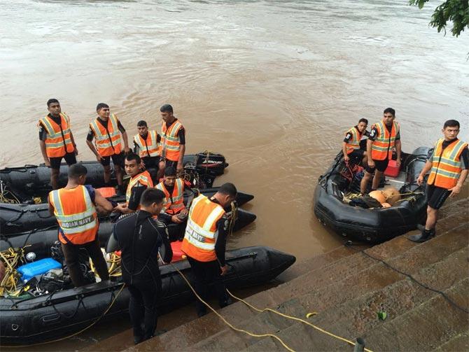 Diving team commences rescue operations at site of collapsed bridge