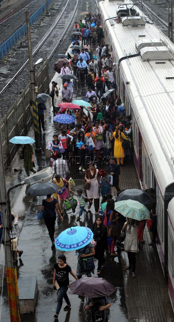 Mumbai rains, Mumbai local train services