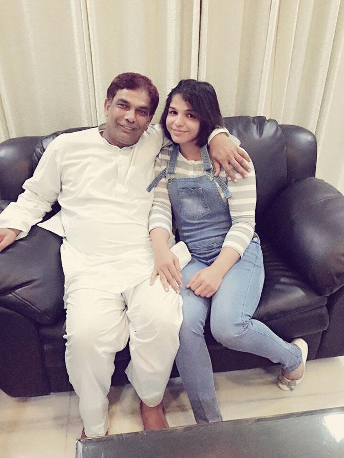 Sakshi with her dad Sukhbir Malik