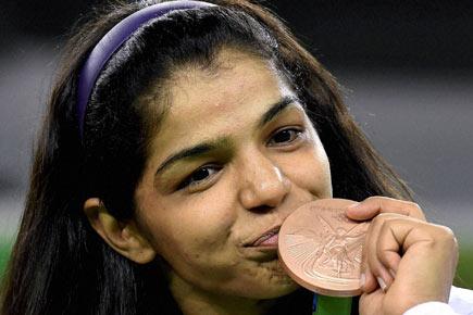 Big B, Ajay Devgn and other B-Town celebs hail Sakshi Malik's Olympic win