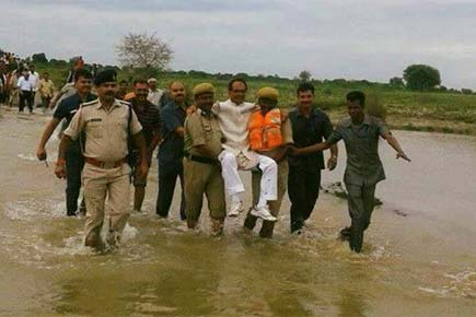 This picture of Shivraj Chouhan getting a 'lift' from cops is flooding Twitter 