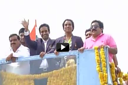 Watch video: PV Sindhu arrives in Hyderabad to rousing reception