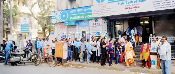 A long queue was seen outside a bank in Ghatkopar on payday today. Pic/ Rane Ashish